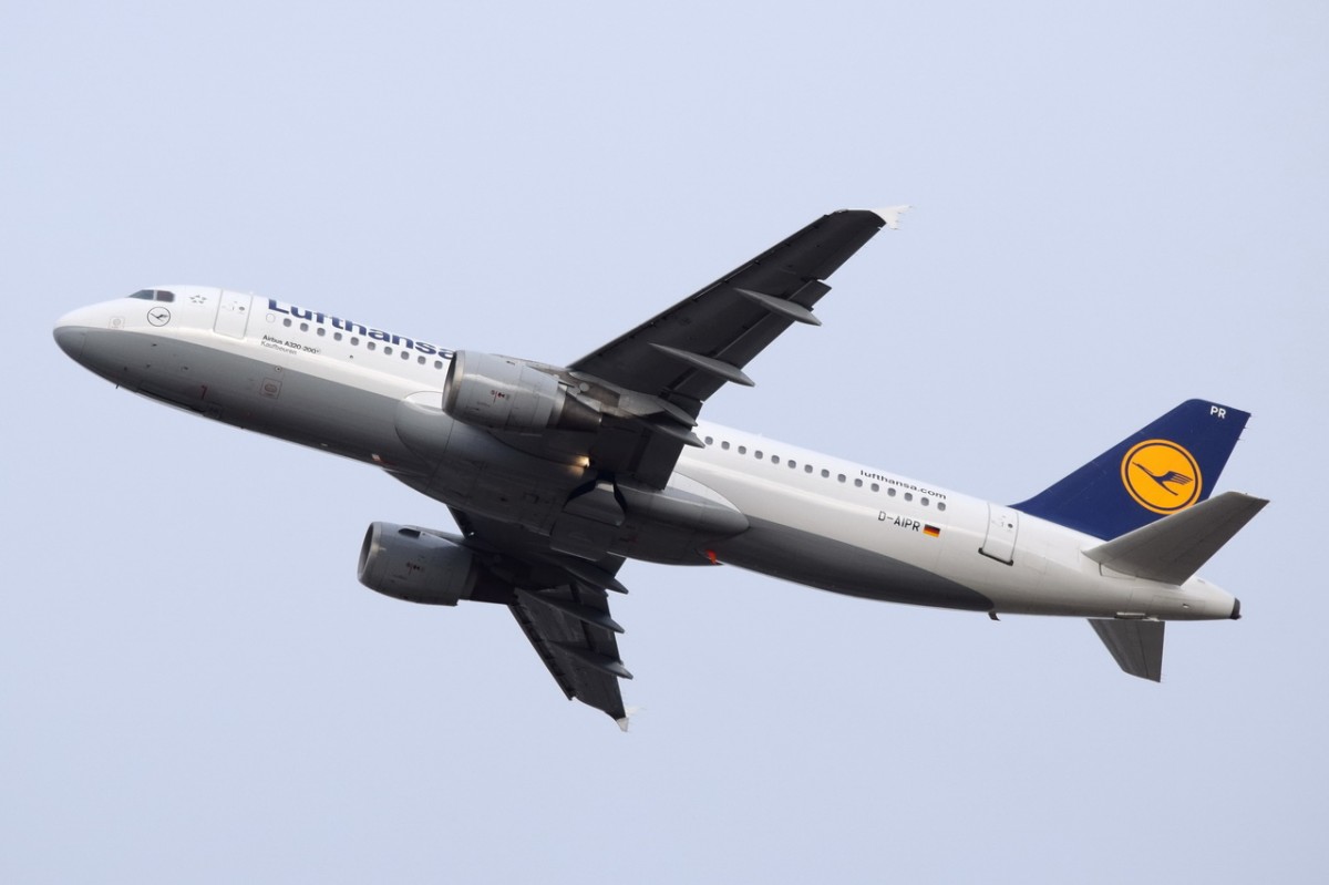 D-AIPR Lufthansa Airbus A320-211   Kaufbeuren  in München nach dem Start am 12.12.2015