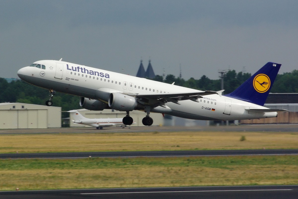 D-AIQW Lufthansa Airbus A320-211  Kleve   am 08.07.2015 in Tegel gestartet