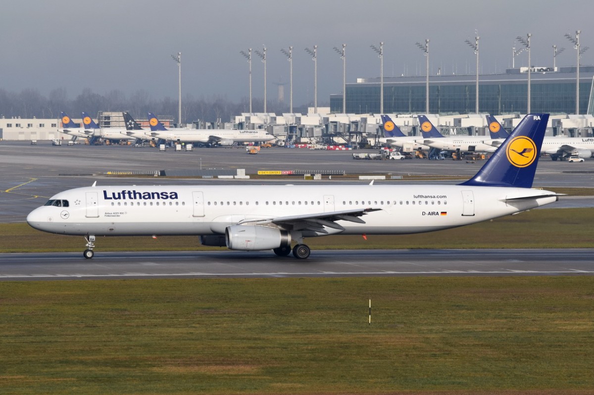 D-AIRA Lufthansa Airbus A321-131   Finkenwerder  beim Start in München am 11.12.2015