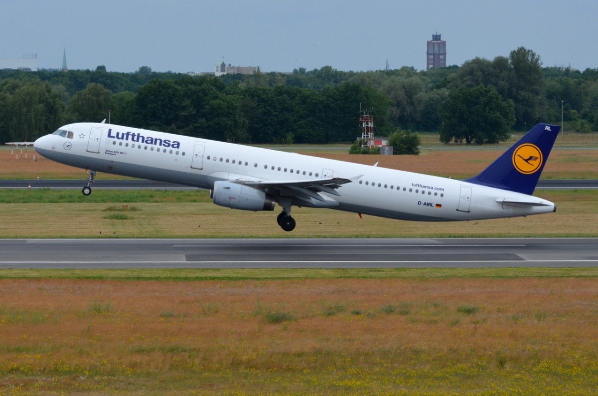 D-AIRL Lufthansa Airbus A321-131   in Tegel am 13.06.2014 gestartet