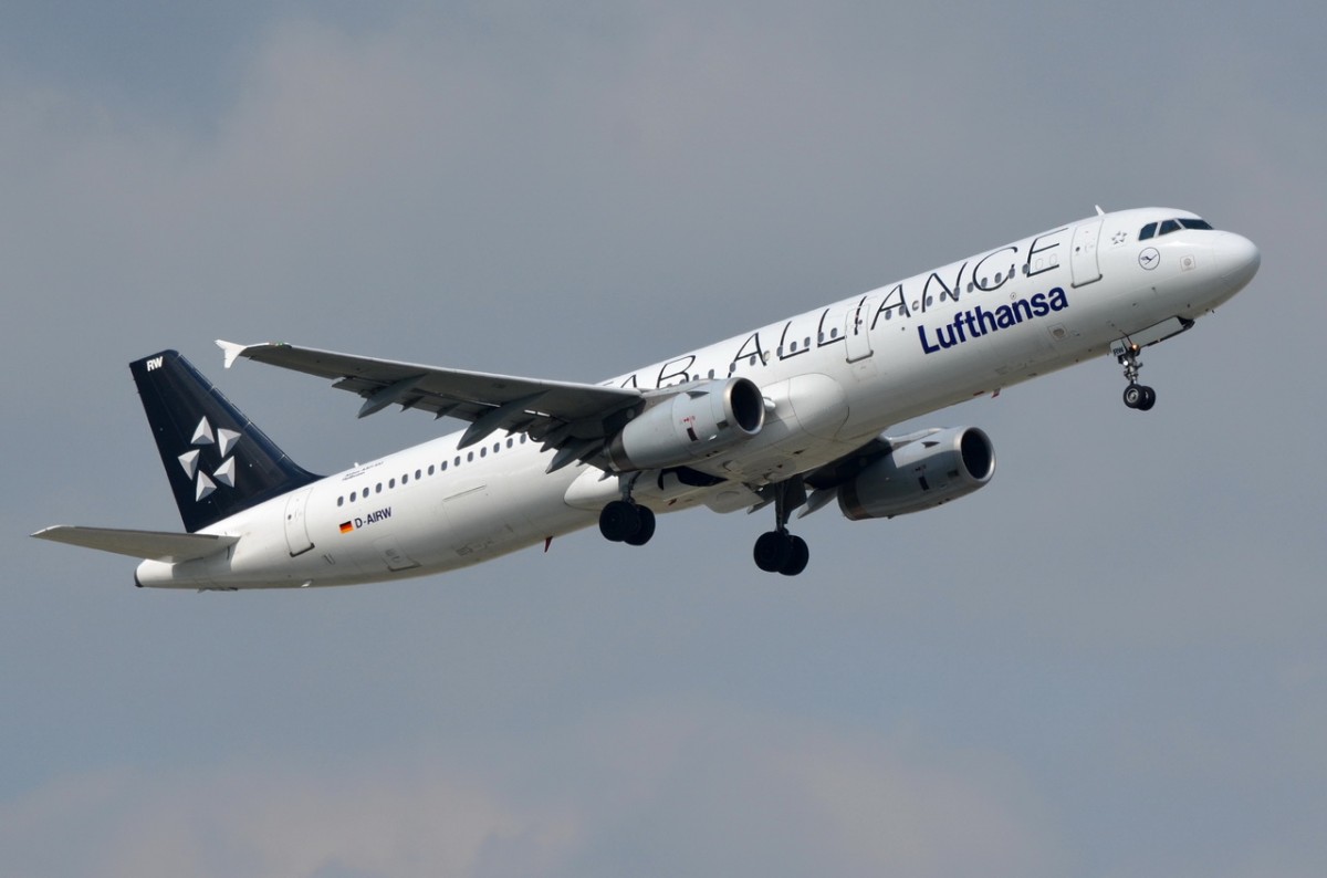 D-AIRW Lufthansa Airbus A321-131  in München am 10.09.2015 gestartet