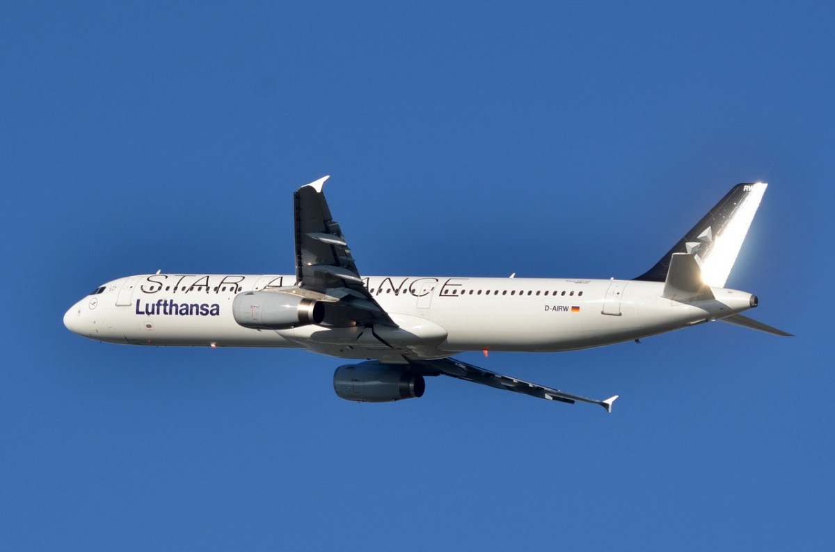 D-AIRW Lufthansa Airbus A321-131   in München am 05.12.2015 gestartet