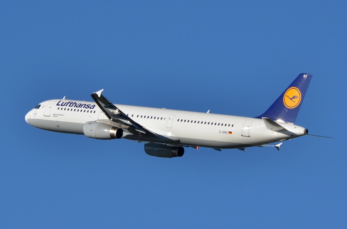 D-AIRX Lufthansa Airbus A321-131  Weimar   in München am 06.12.2015 gestartet