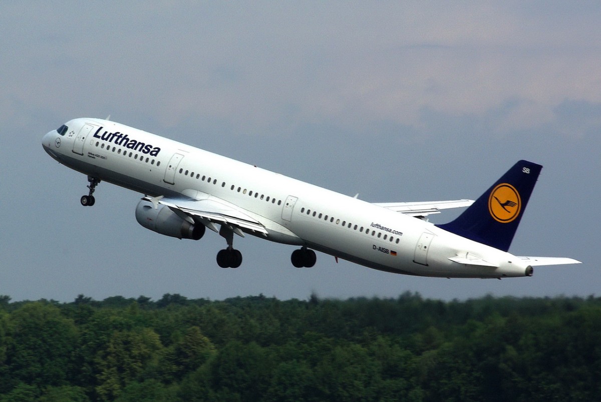 D-AISB Lufthansa Airbus A321-231  Hameln  gestartet am 08.07.2015 in Tegel