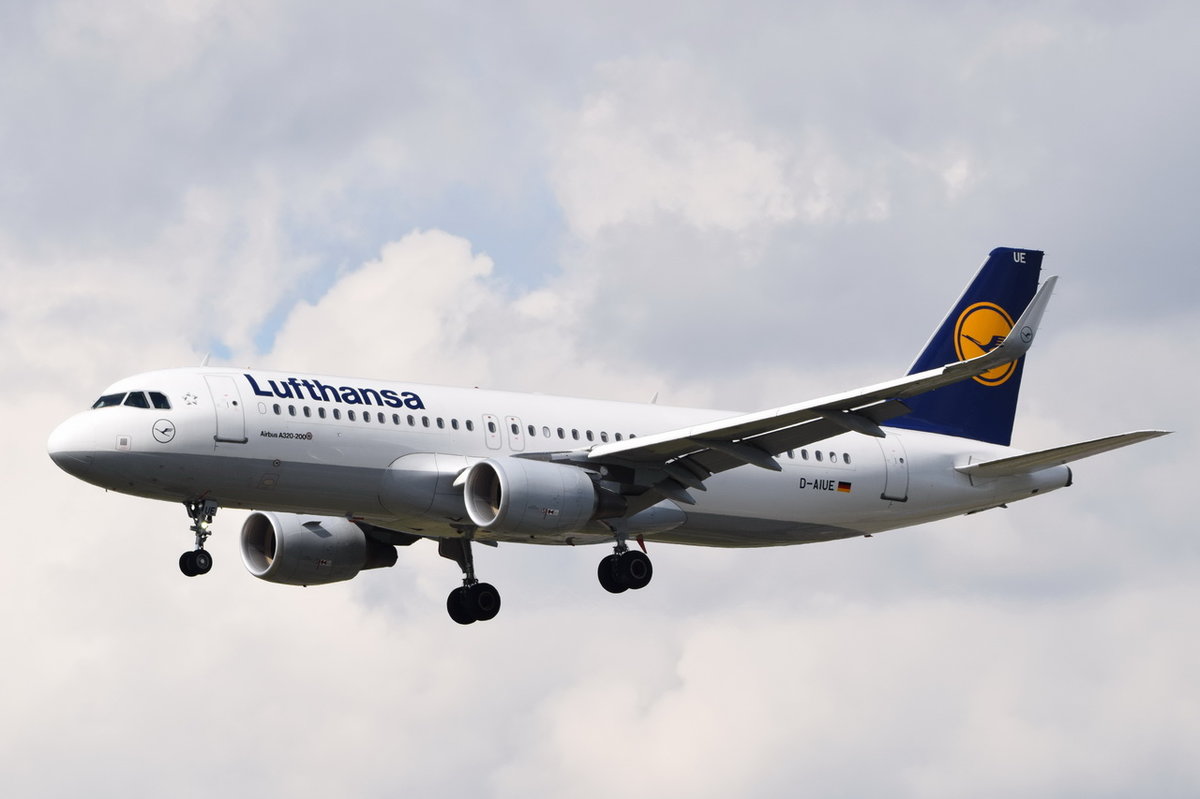 D-AIUE Lufthansa Airbus A320-214(WL) in Frankfurt am 06.08.2016 beim Landeanflug