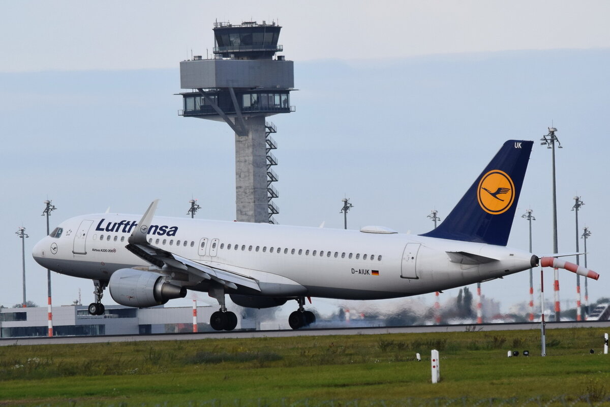 D-AIUK , Lufthansa , Airbus A320-214(WL) ,  Berlin-Brandenburg  Willy Brandt  , BER , 17.10.2021