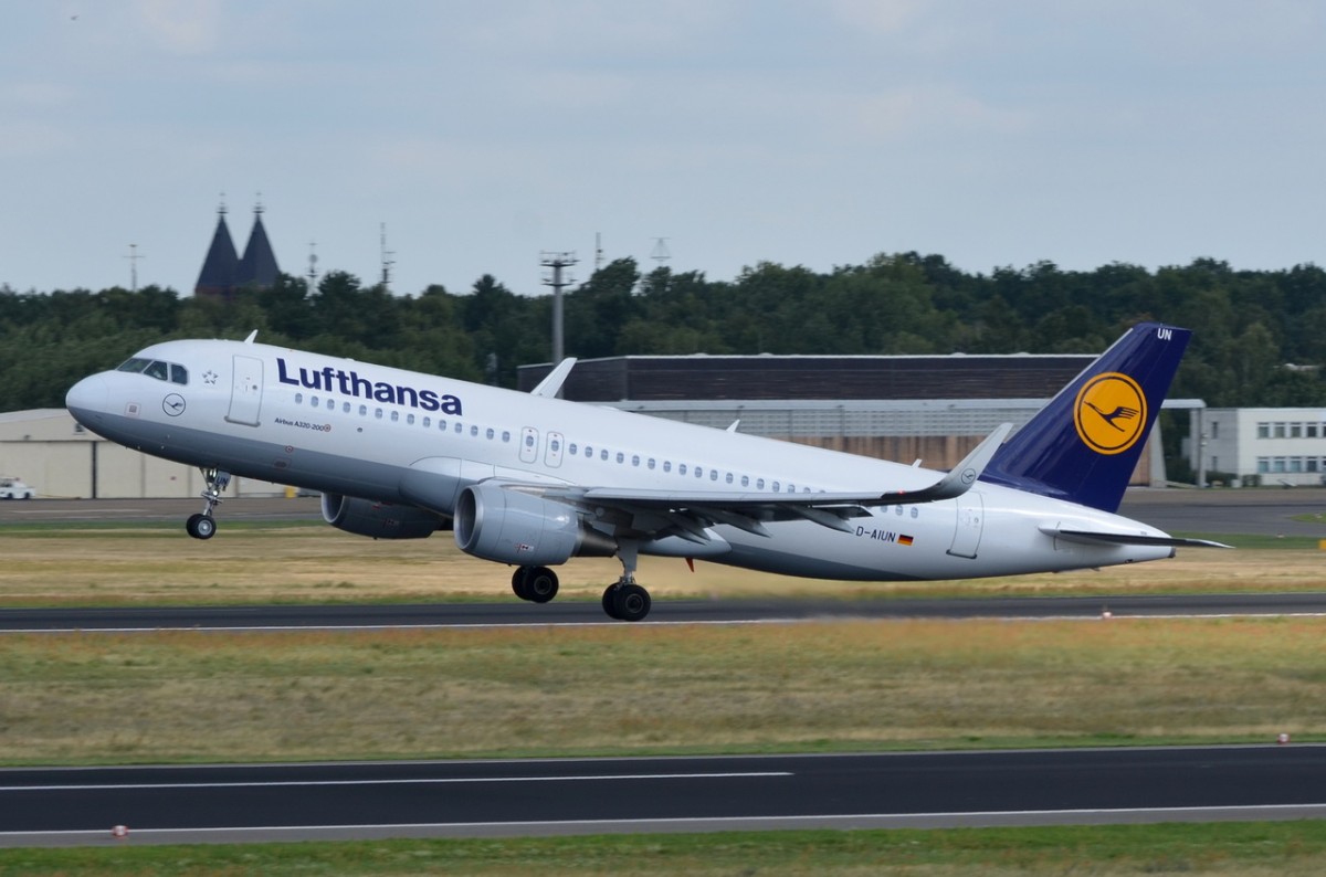 D-AIUN Lufthansa Airbus A320-214(WL)   in Tegel gestartet am 28.07.2015