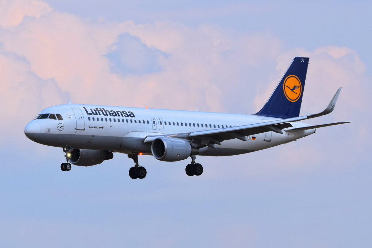 D-AIUU , Lufthansa , Airbus A320-214(WL) , Berlin-Brandenburg  Willy Brandt  , BER , 26.06.2021 ,