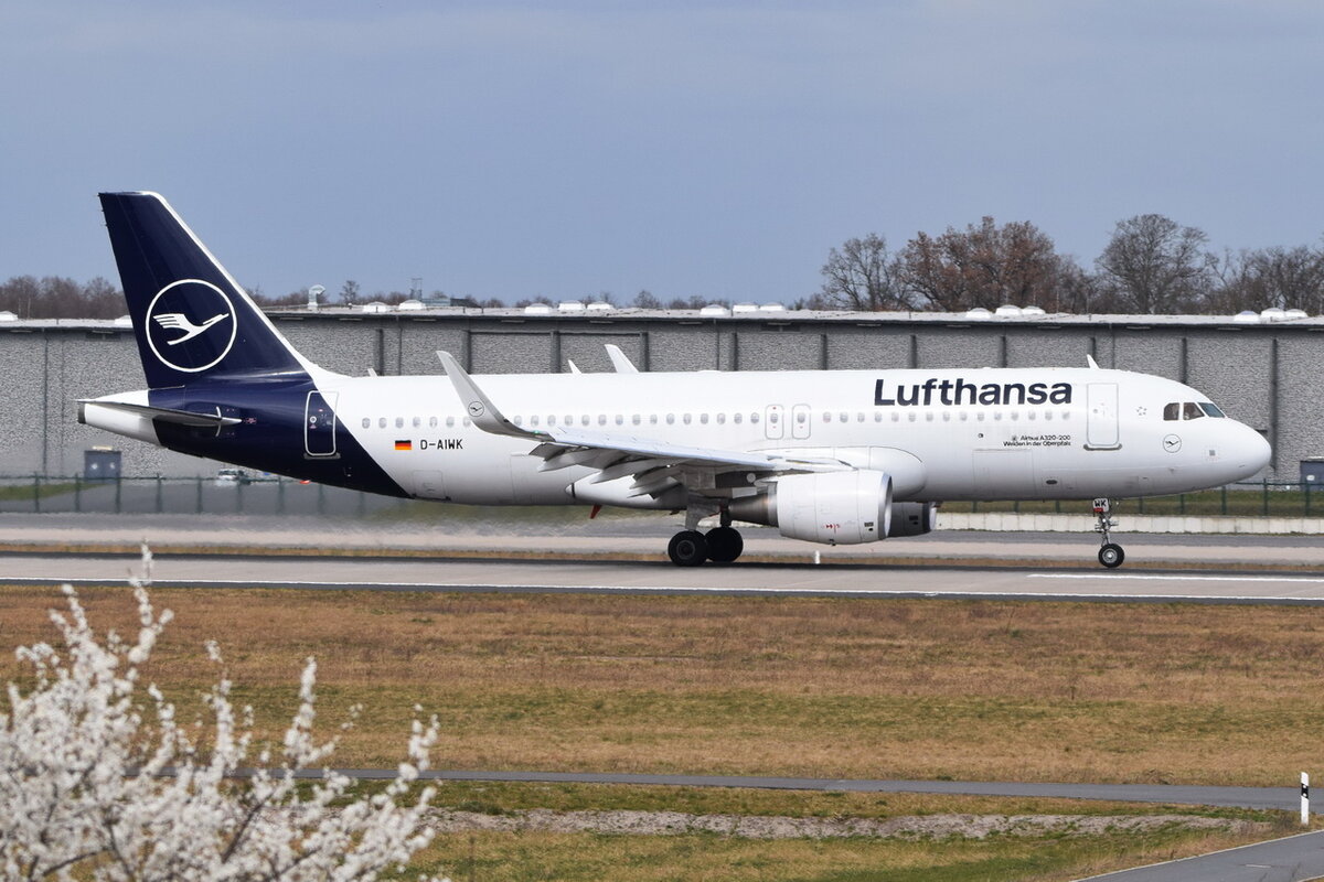 D-AIWK , Lufthansa , Airbus A320-214(WL)  Weiden in der Oberpfalz  , 30.03.2022 , Berlin-Brandenburg  Willy Brandt  , BER , 
