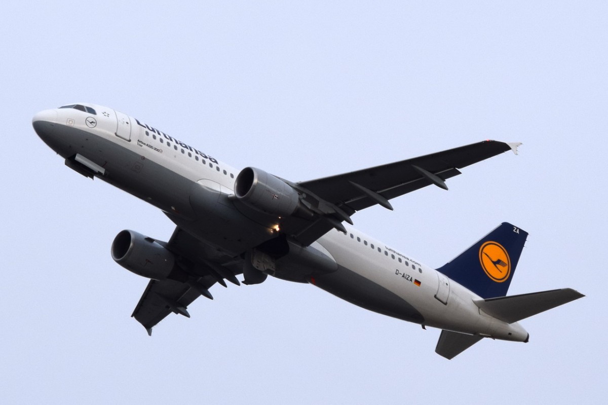 D-AIZA Lufthansa Airbus A320-214   Trier    in München am 12.12.2015 gestartet
