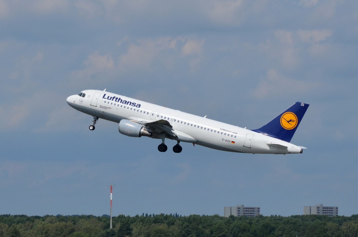 D-AIZG Lufthansa Airbus A320-214   am 21.08.2014 in Tegel gestartet