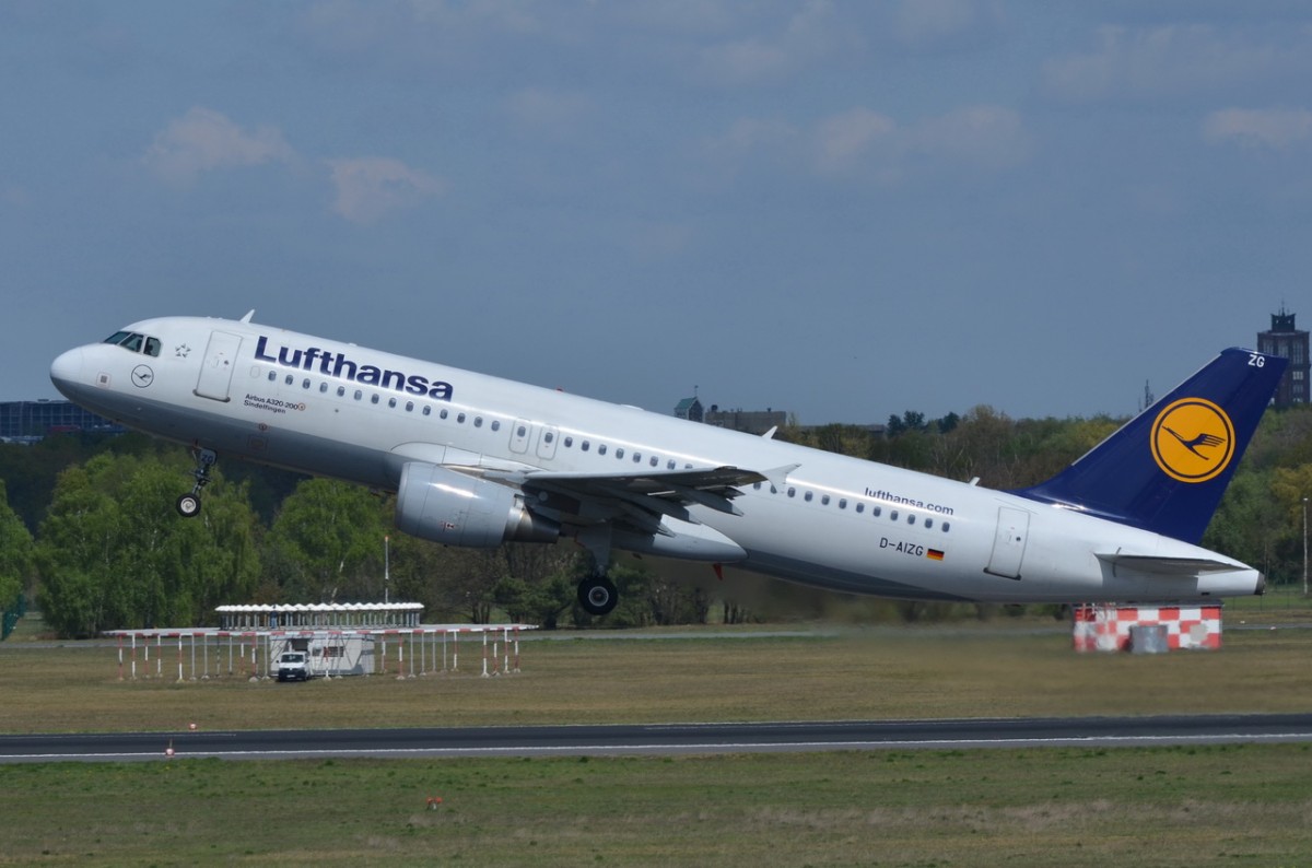 D-AIZG Lufthansa Airbus A320-214  Sindelfingen  in Tegel am 29.04.2015 gestartet