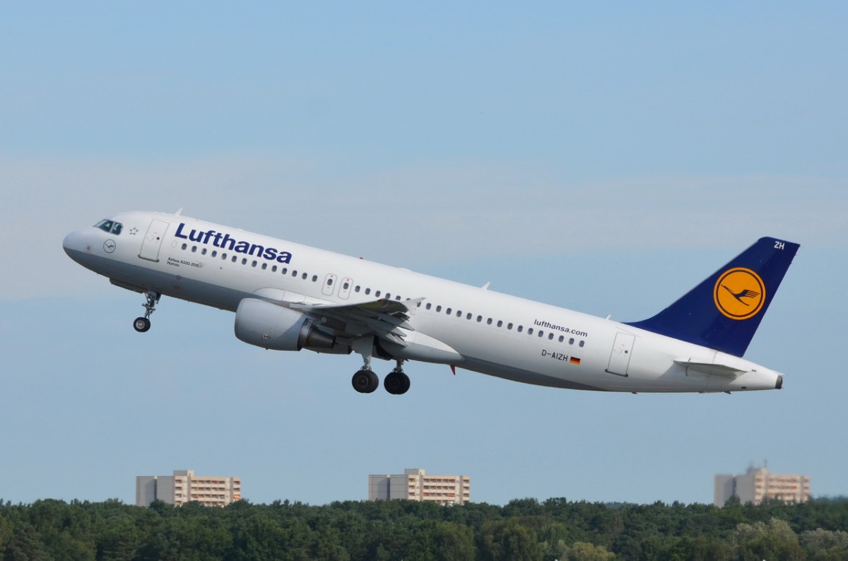 D-AIZH Lufthansa Airbus A320-214   am 12.08.2014 in Tegel gestartet