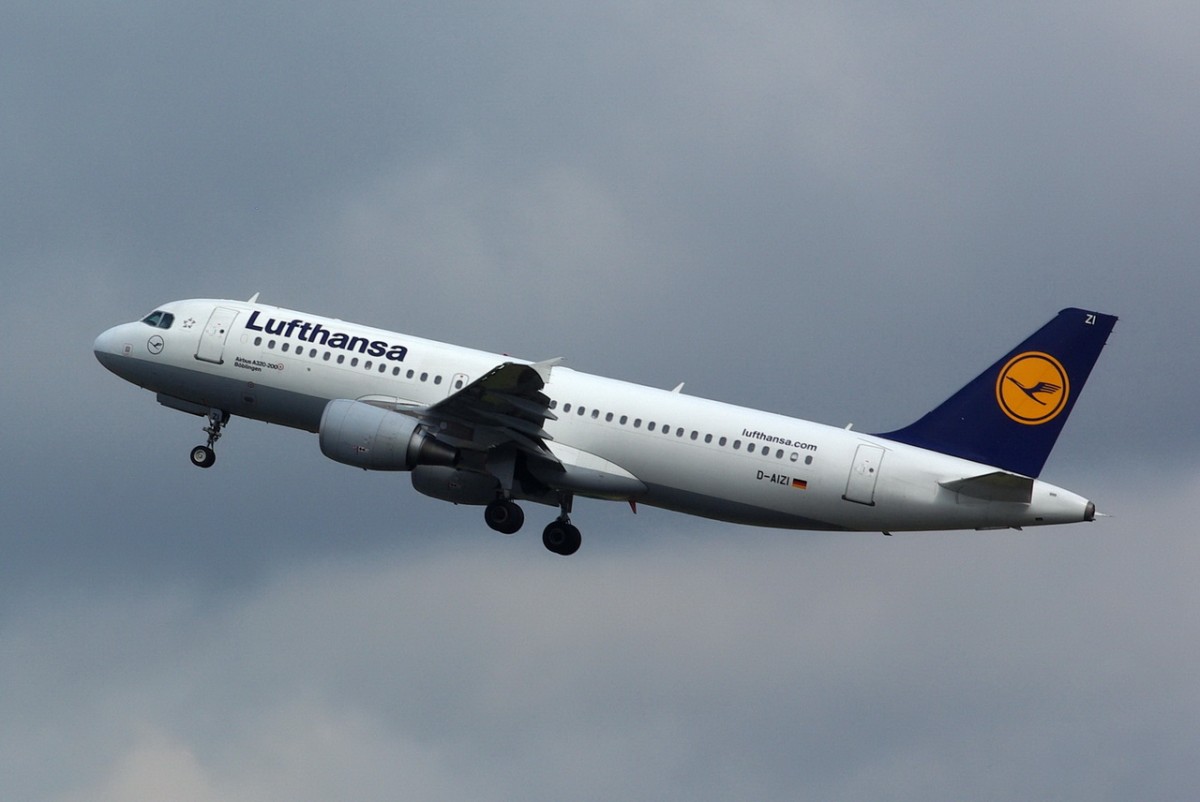D-AIZI Lufthansa Airbus A320-214  Böblingen    am 08.07.2015 in Tegel gestartet