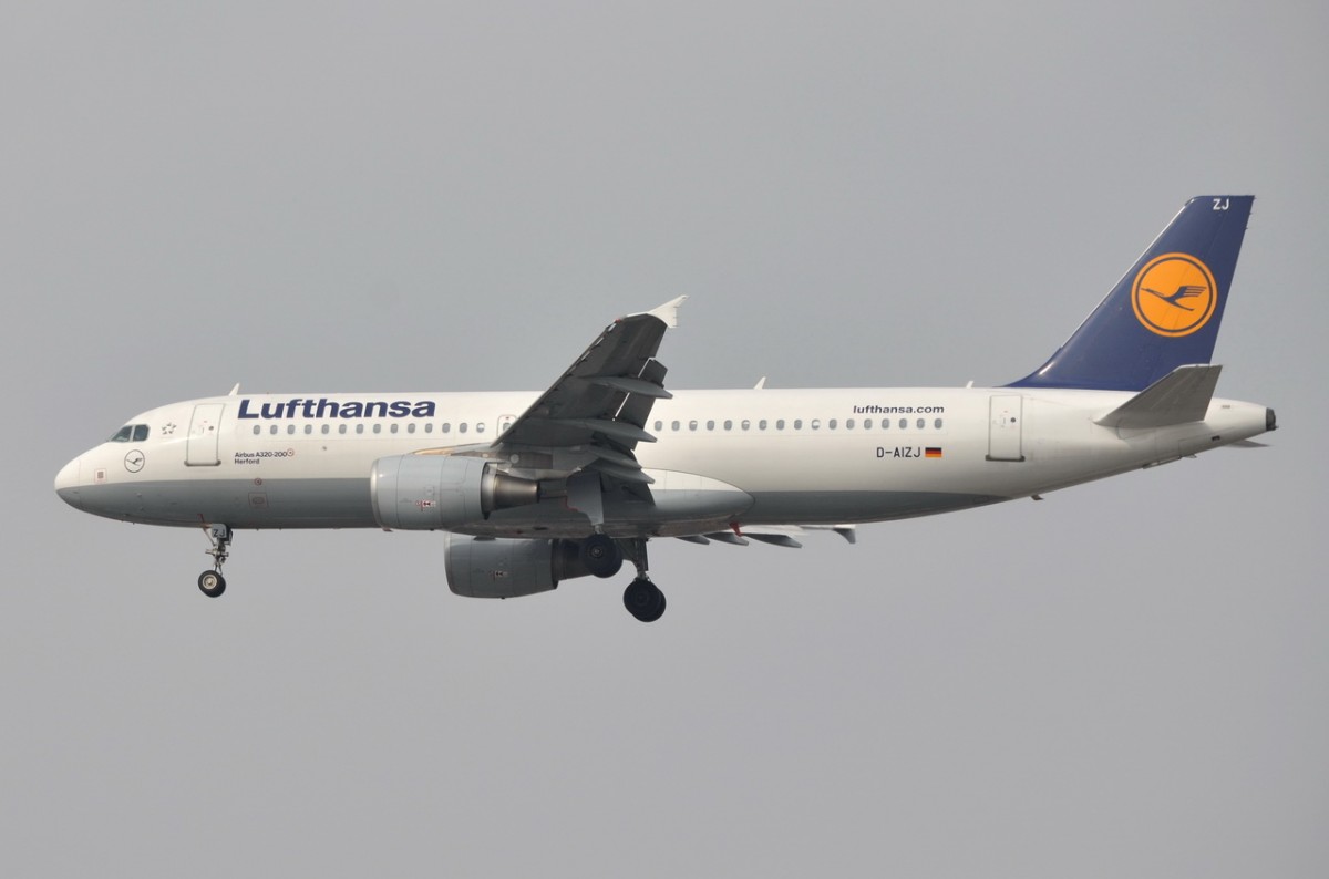 D-AIZJ Lufthansa Airbus A320-214  Herford  in Tegel beim Anflug