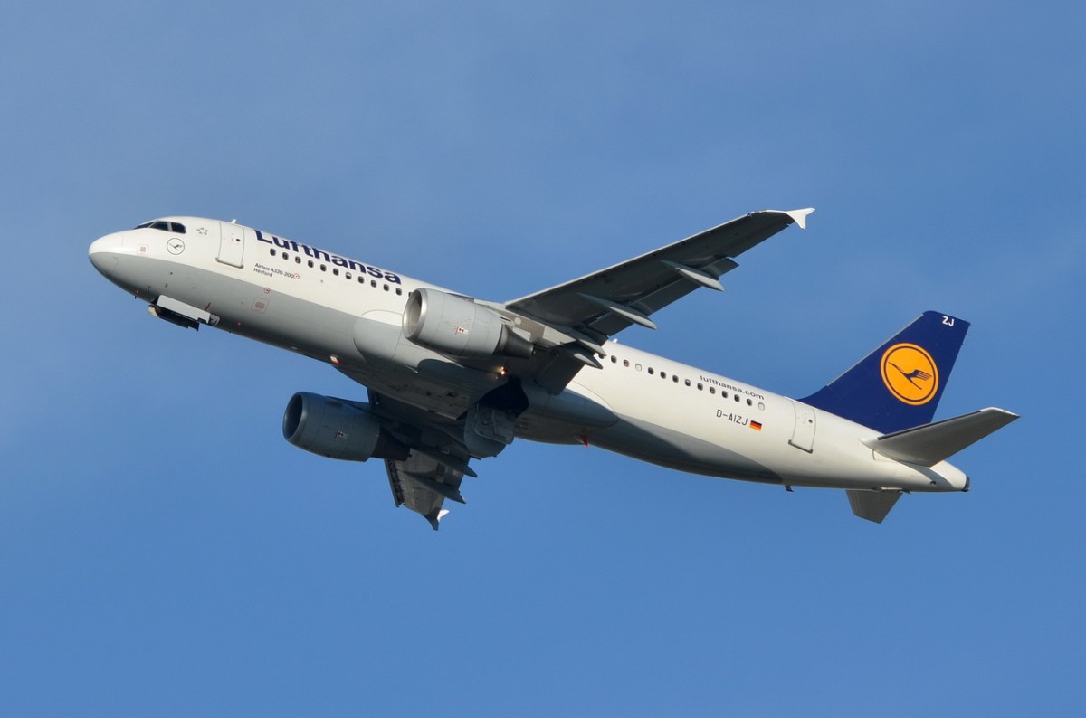 D-AIZJ Lufthansa Airbus A320-214  Herford  in München am 05.12.2015 gestartet