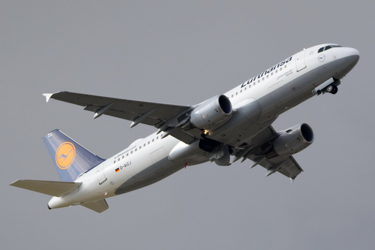 D-AIZJ Lufthansa Airbus A320-214  Herford   in München am 12.10.2016 gestartet