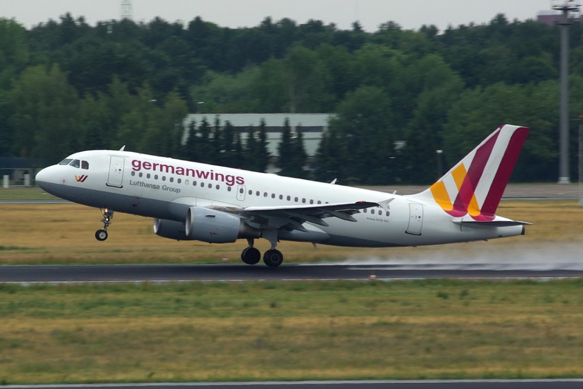 D-AKNK Germanwings Airbus A319-112  am 08.07.2015 in Tegel beim Start