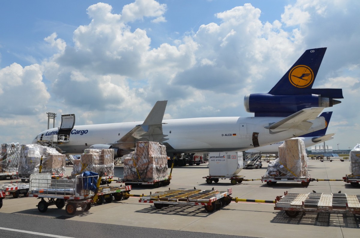 D-ALCD Lufthansa Cargo McDonnell Douglas MD-11F   umgeben von Obst und Gemüse in praller Sonne  am 15.07.2014 in Frankfurt