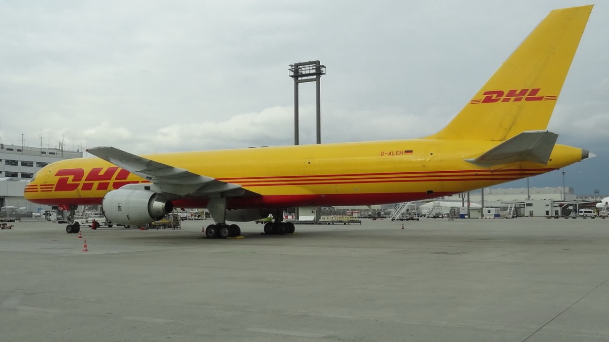 D-ALEH EAT Leipzig Boeing 757-236(SF)    08.08.2013

  Flughafen Frankfurt , whrend einer Flughafentour aus dem Bus