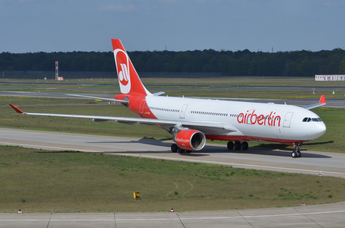 D-ALPE Air Berlin Airbus A330-223  in Tegel zum Gate  29.04.2015