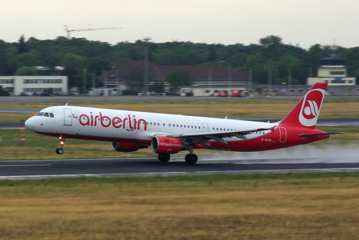D-ALSB Air Berlin Airbus A321-211   in Tegel am 08.07.2015 beim Start