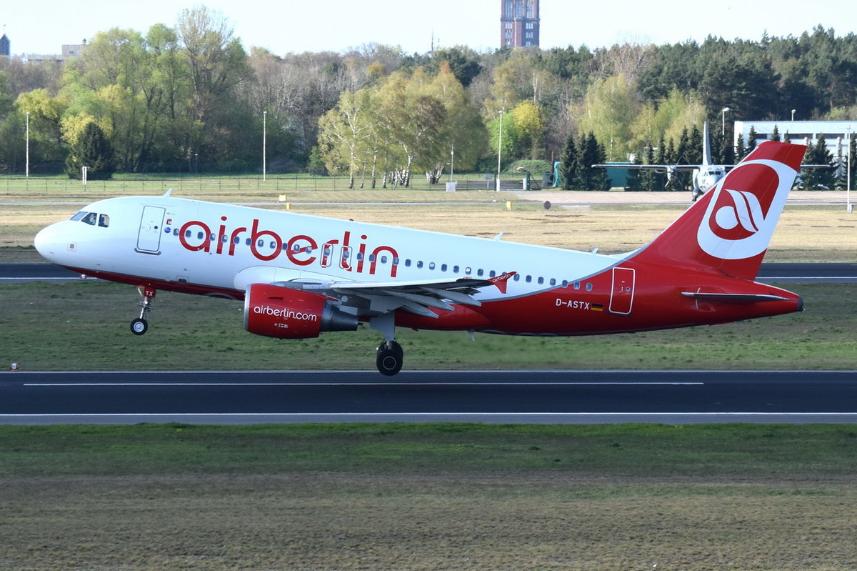 D-ASTX Air Berlin Airbus A319-112   in Tegel am 20.04.2016 beim Start