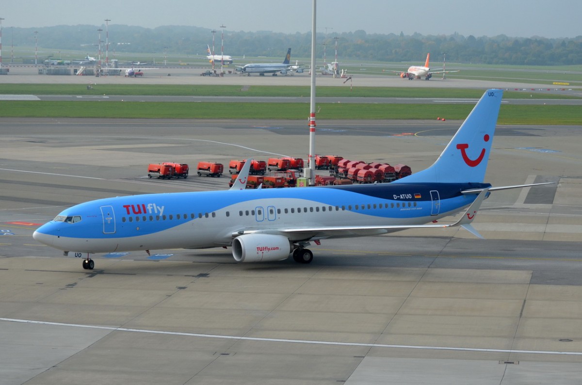 D-ATUO TUIfly Boeing 737-8K5(WL)   zum Gate am 20.10.2015 in Hamburg