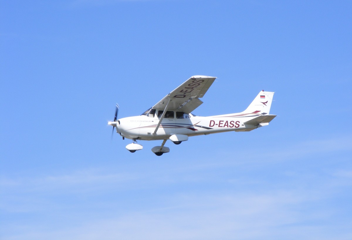 D-EASS, Cessna 172S Skyhawk SP im Endanflug auf Gera (EDAJ) am 12.9.2015