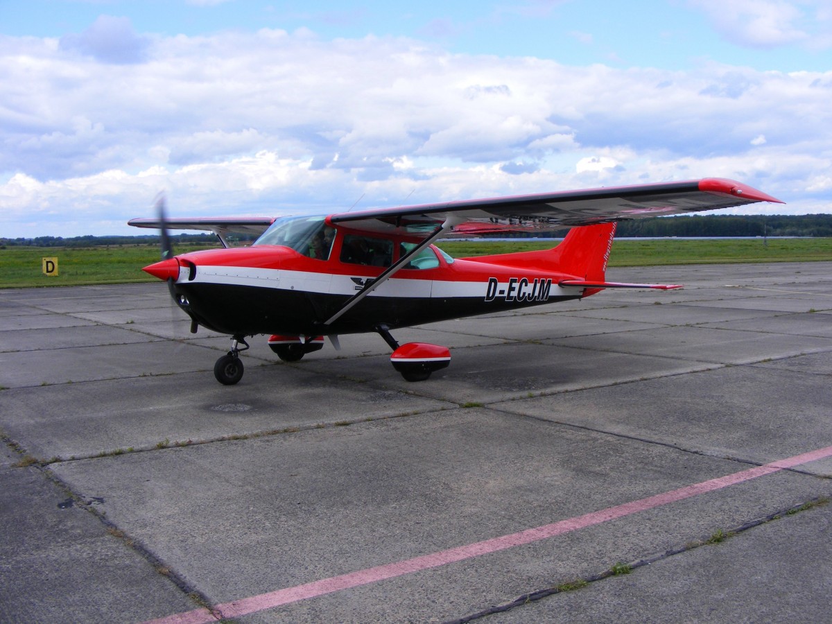 D-ECJM, Cessna 172P Skyhawk, Flugschule Stahnke, Leipzig-Altenburg Airport (EDAC), 5.9.2015