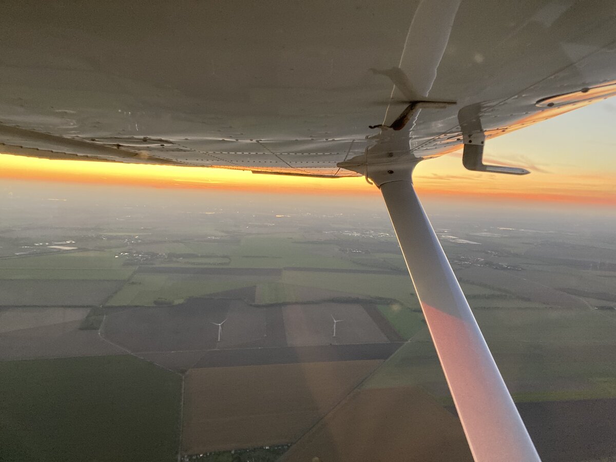 D-EDJR, Cessna 172M, Flight at sunset