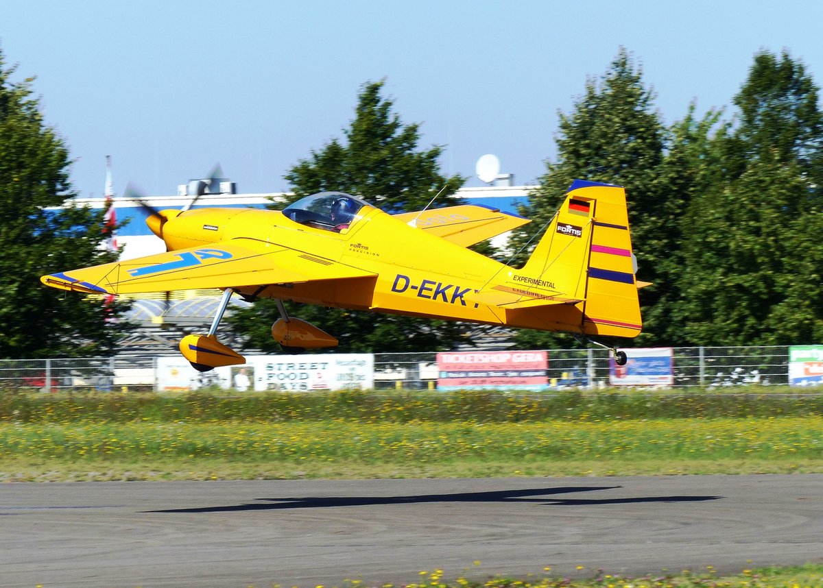 D-EKKY, Laser 260 bei der Landung auf der Piste 24 in Gera (EDAJ) am 28.8.2017