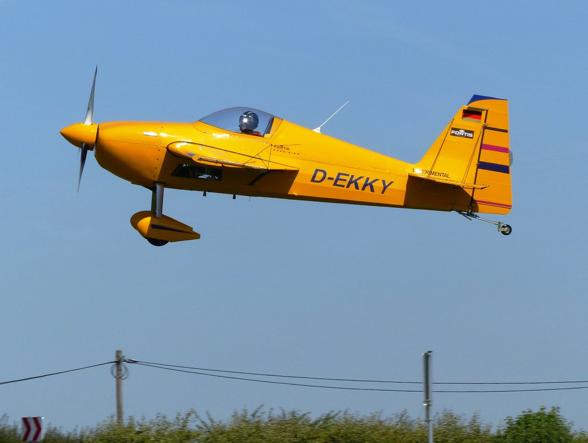 D-EKKY, Laser 260 im Endanflug auf die Piste 24 in EDAJ am 30.8.2017