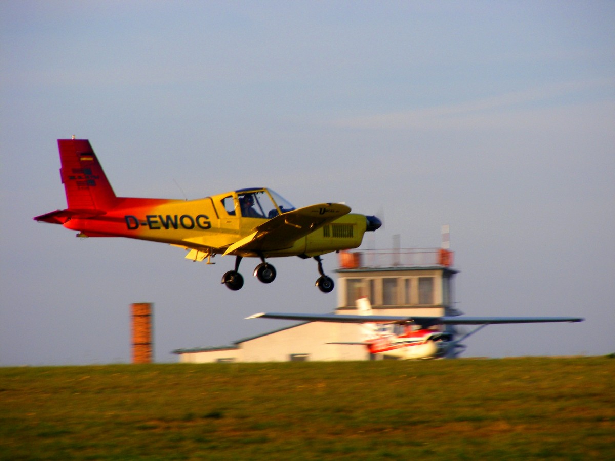 D-EWOG (ex.DDR-WOG), Zlin 42 bei der Landung auf der Piste 06 in Gera (EDAJ) am 31.10.2015