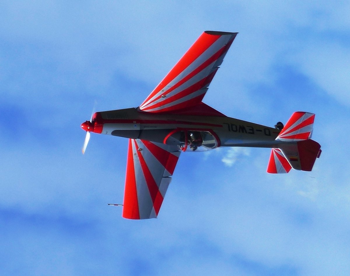 D-EWQL (ex.DDR-WQL), Zlin 526 AFS in Rückenlage über Gera (EDAJ) am 20.5.2017