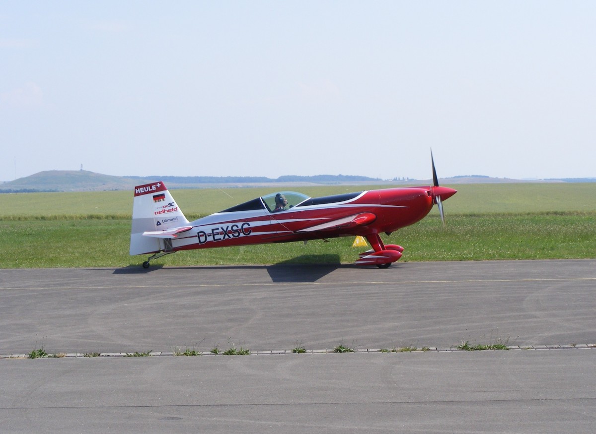 D-EXSC, Extra 330SC, Flugplatz Gera (EDAJ),am 4.7.2015. Vier Wochen später, am 30.7. stürzte die Maschine in Schwenningen ab und der Pilot kam dabei ums Leben.