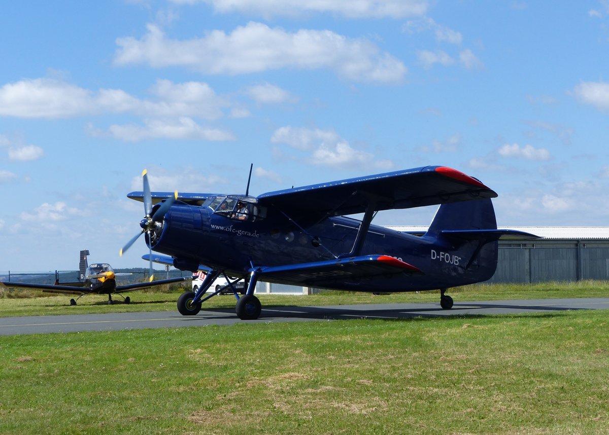 D-FOJB, Antonow AN2 vom Ostthüringer Fallschirmsportclub, auf dem Weg zum Start in Gera (EDAJ) am 13.8.2016