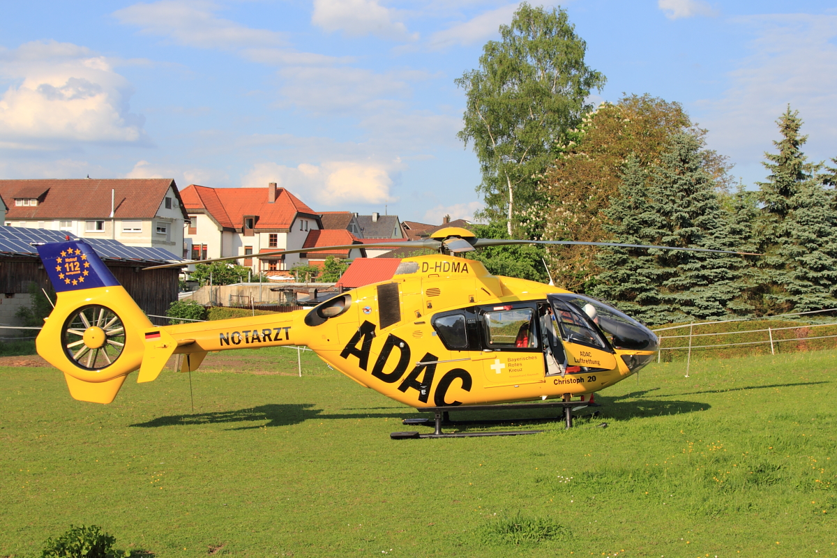 D-HDMA Christoph 20 ADAC Luftrettung auf einer Pferdekoppel im Landkreis Coburg am 22.05.2017. 