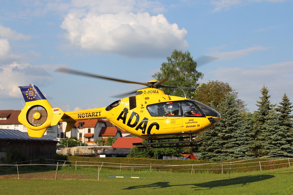 D-HDMA Christoph 20 ADAC Luftrettung bei der Landung auf einer Pferdekoppel im Landkreis Coburg am 22.05.2017. 