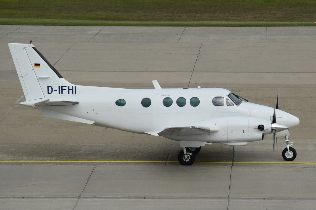D-IFHI Private Beechcraft C90 King Air  zum Start am 01.10.2016 in Nürnberg