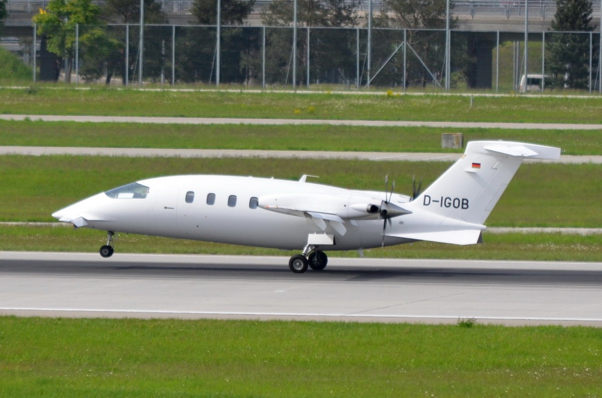 D-IGOB Private Piaggio P-180 Avanti  in München bei der Landung  12.05.2015