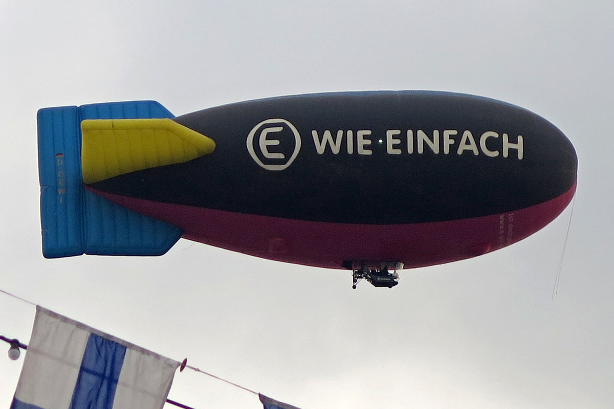 D-OEWI, GEFA-Flug, AS-105 D, ~  E-wie einfach - Strom  Reklame, über dem HH-Hafen (829. Geb.), Hamburg, 11.05.2018, Germany