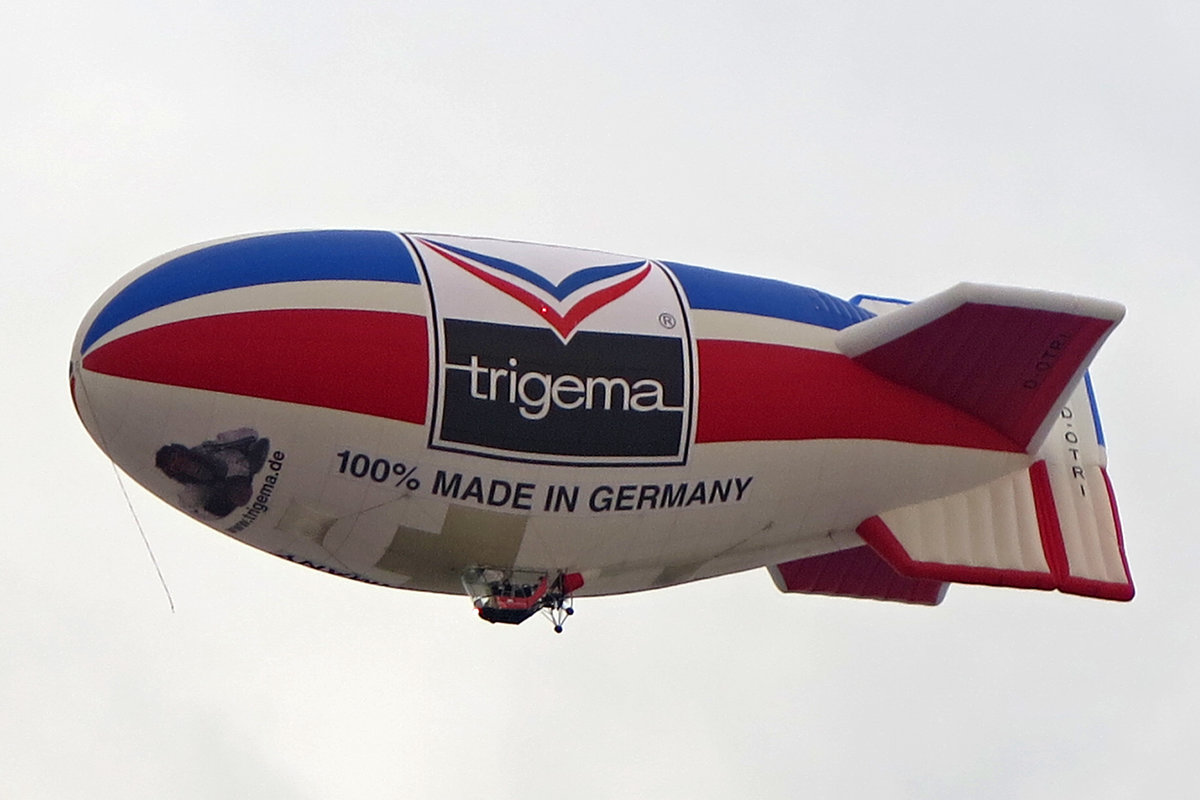 D-OTRI, Thunder & Bolt, AS-105 MK. II, ~  Trigema  Reklame, über dem HH-Hafen (829. Geb.), Hamburg, 11.05.2018, Germany