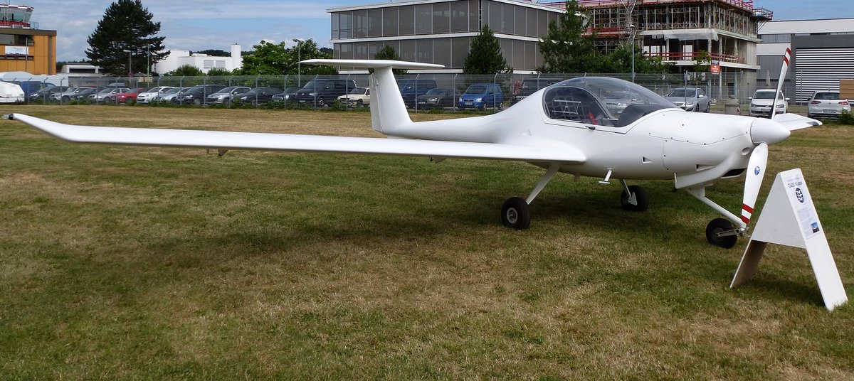 DA 20 Katana, zweisitziges Leichtflugzeug aus sterreich mit Rotax-Motor 80PS, Flugplatzfest Freiburg, Juni 2017