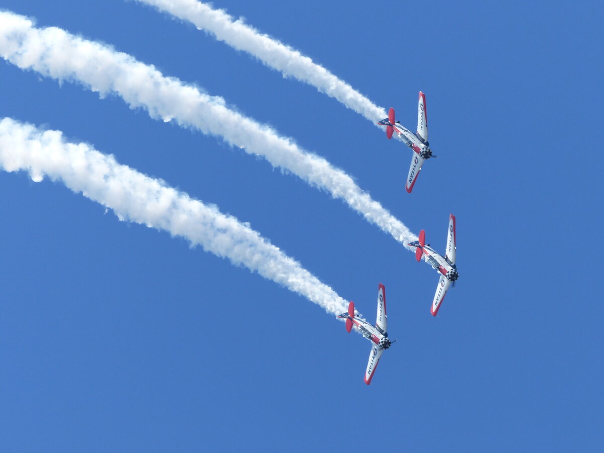 Das Titan Aerobatic Team mit seinen North American AT-6 Texan, N601JF, N3267G und N7462C in Action bei der Sun`n Fun Airshow am Lakeland-Linder Int. Airport (LAL/KLAL) am 17.4.2026
