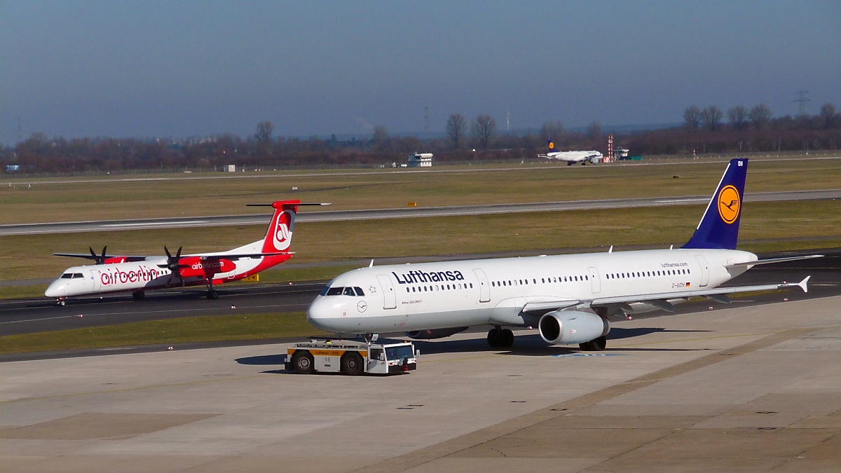 Dash-8 D-ABQB der Air Berlin und Airbus A321-200 D-AIDH der Lufthansa am Flughafen Düsseldorf, 4.3.13