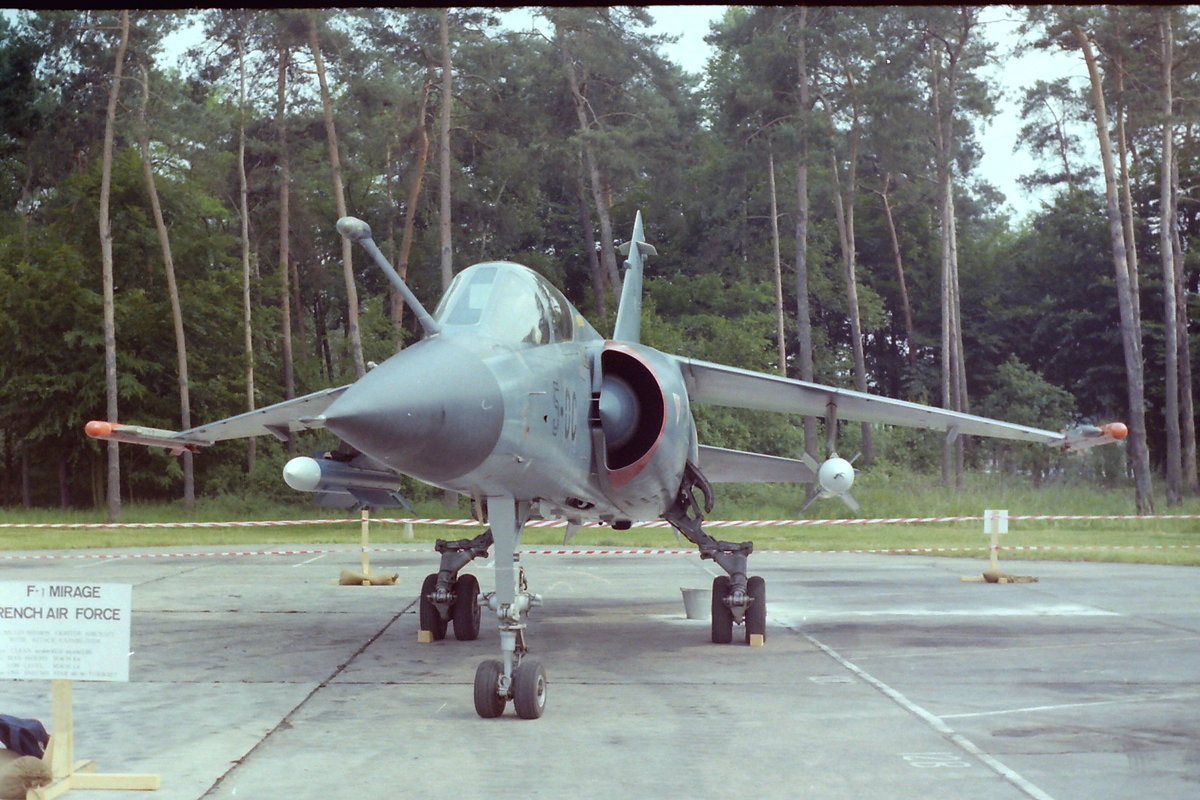 Dassault Mirage F1 der Französischen Luftwaffe mit Kennung 5-OC beim Flugtag zum 30jährigen Jubiläum der Canadian Air Force Base Baden-Söllingen. Aufnahme aus dem Juni 1983.