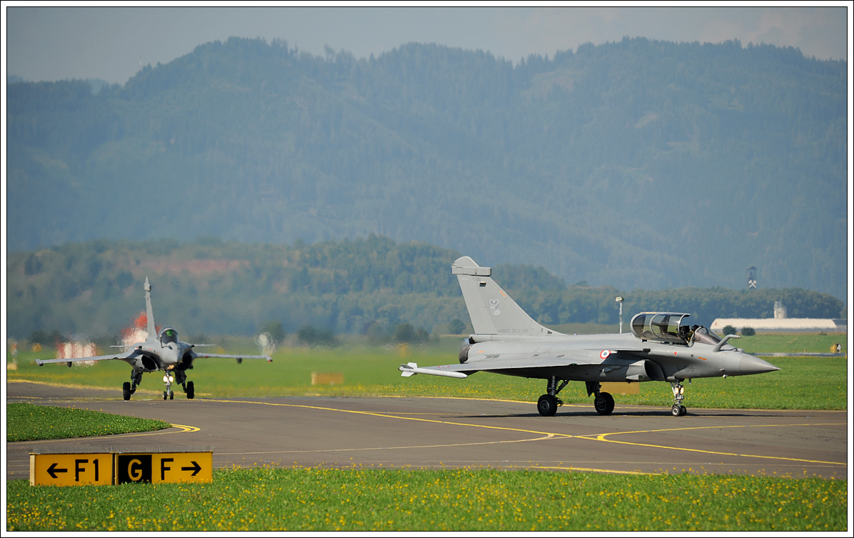 DASSAULT RAFALE (4-GL und 4-GU) der französischen Luftstreitkräfte nach der Landung in Zeltweg am 1.9.2016 anlässlich der Airpower16.