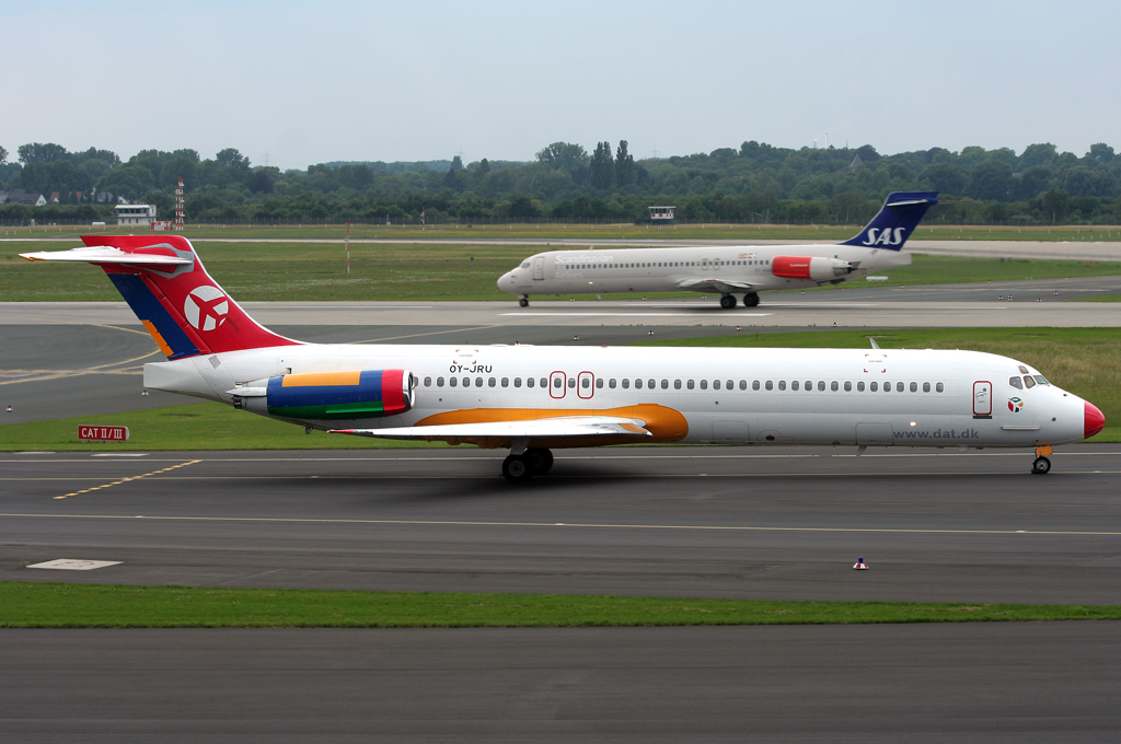 DAT MD-87 OY-JRU & SAS MD-87 OY-KHU skandinavisch vereint an der 23L in DUS / EDDL / Düsseldorf am 30.06.2011