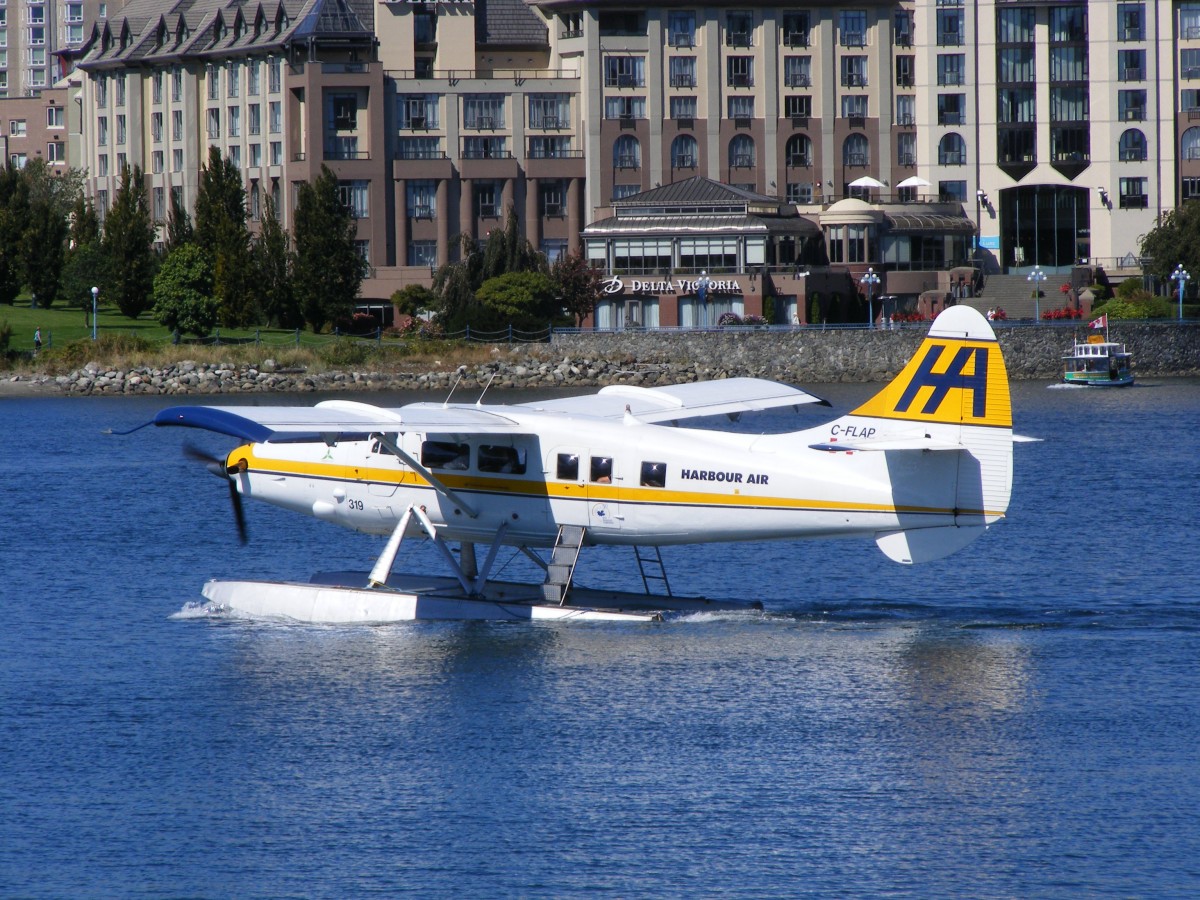 De Havilland DHC 3 Otter C-FLAP auf dem Weg zum Start am Harbour Airport Viktoria (YWH) am 9.9.2013
